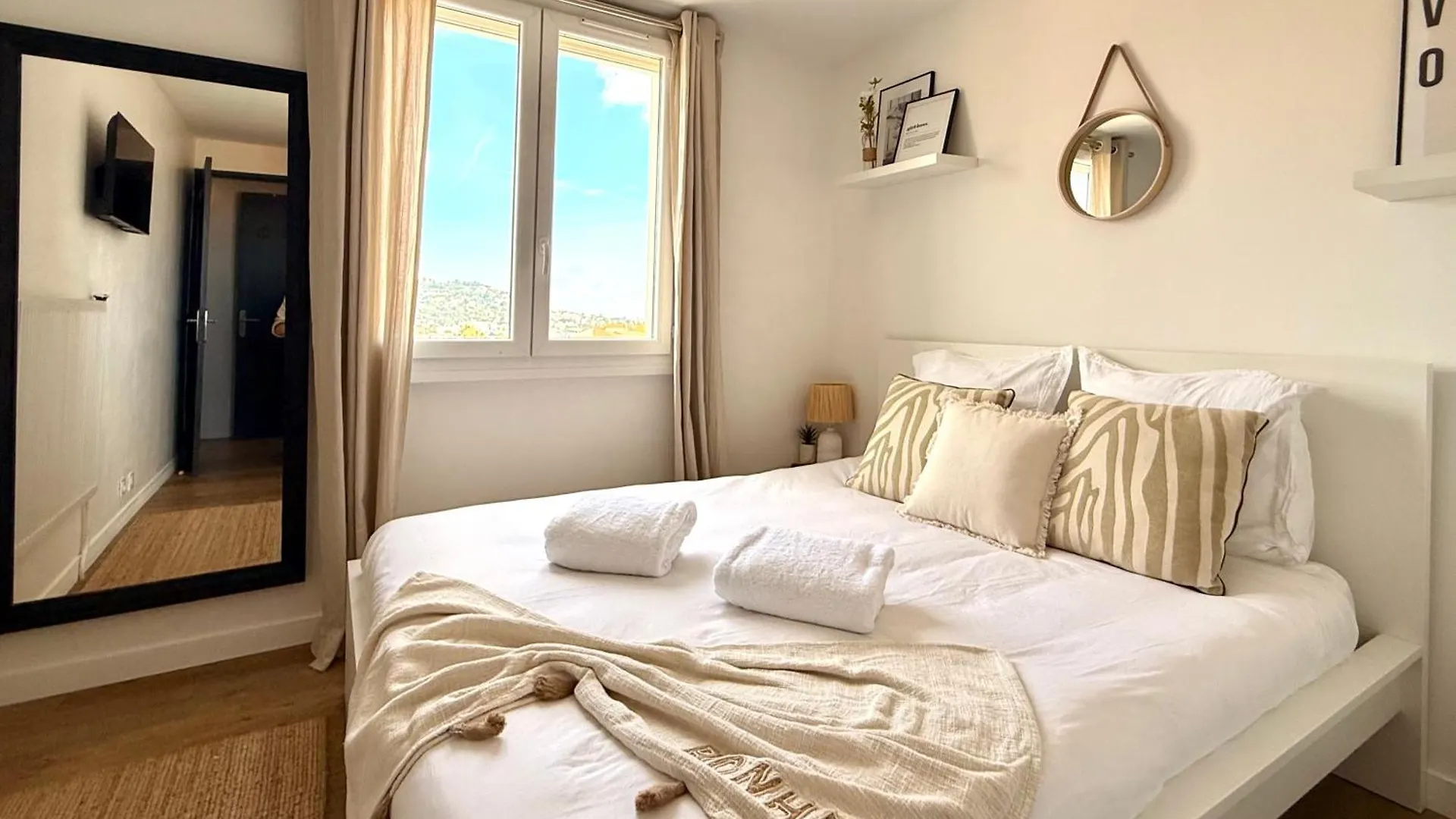 T3 Sea View Walking Distance Of Palais, Ac , Parking, Terrace Apartment Cannes